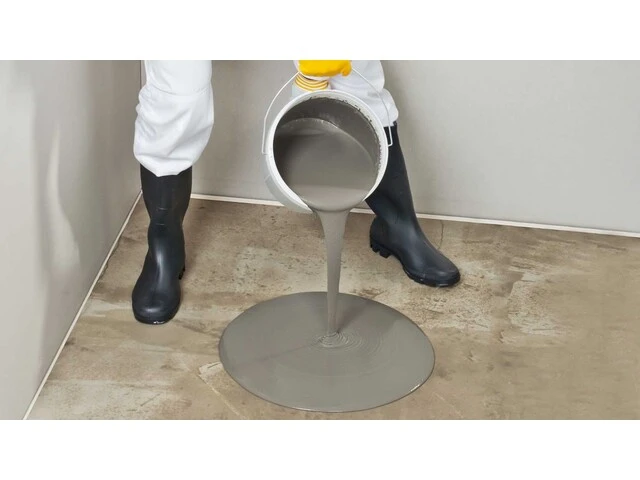 Liatie nivelitu na podlahu