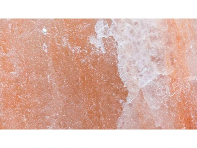 Povrch omietky poškodenej soľou