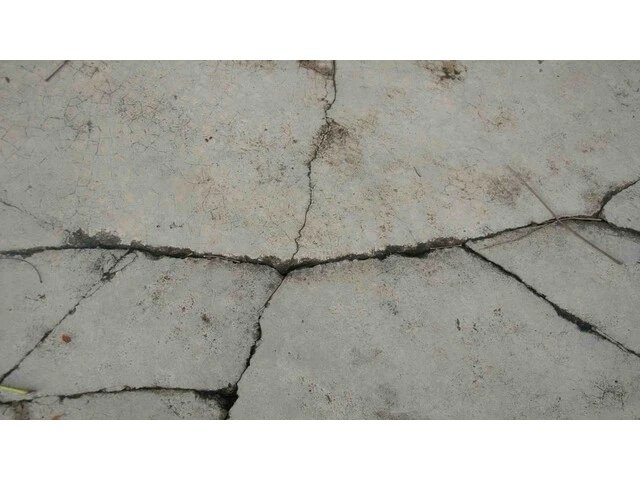 Praskliny a výtlky na betónovom podklade