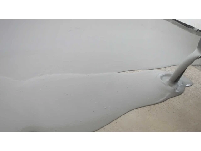 Rozliaty nivelit na podlahe