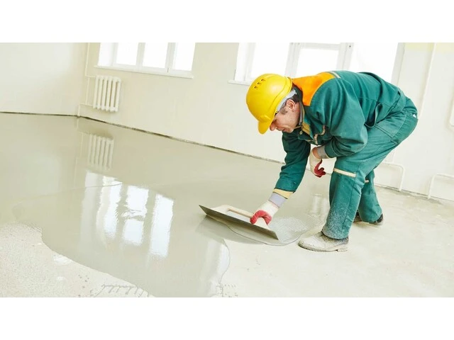 Roztieranie nivelitovej podlahy hladidlom