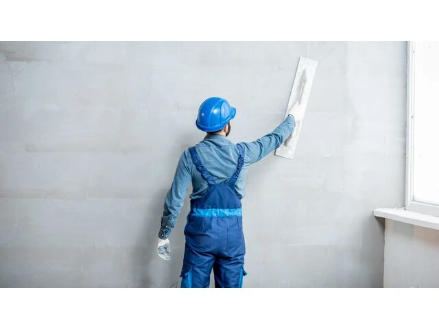 Sťahovanie omietky dreveným hladidlom alebo latou