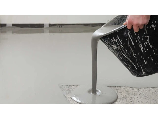 Vylievanie nivelitu z čierneho vedra