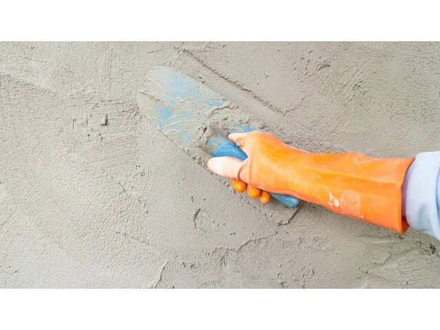 Aplikácia sanačnej omietky nerezovým alebo plastovým hladidlom