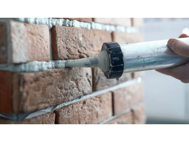 Aplikácia injektážneho krému do muriva aplikačnou pištoľou