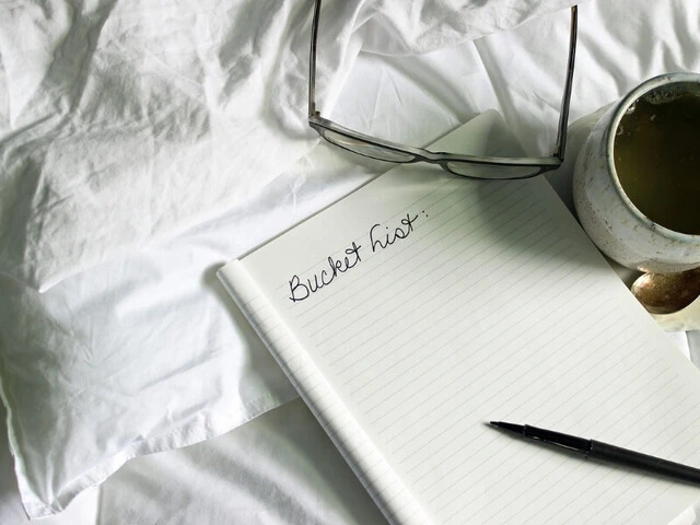 Čistá strana v zošite pripravená na plánovanie a napísanie Bucket listu