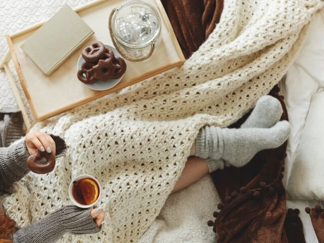 Domáce pohodlie, čaj, perníčky a pohodlná deka