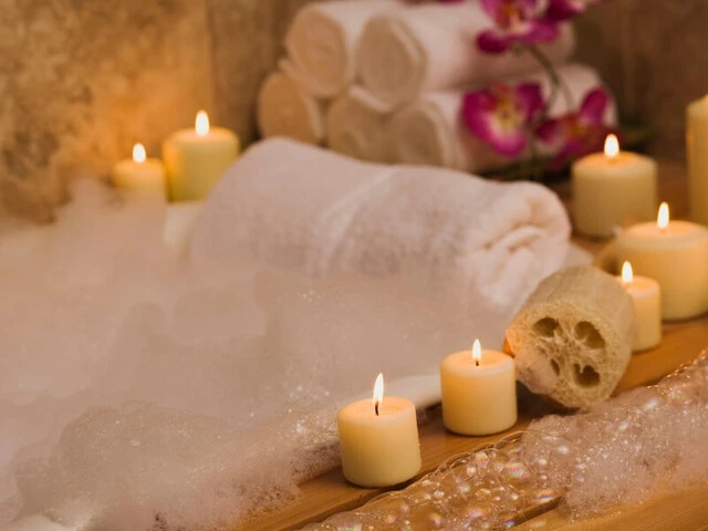 Pripravený perličkový kúpeľ so sviečkami