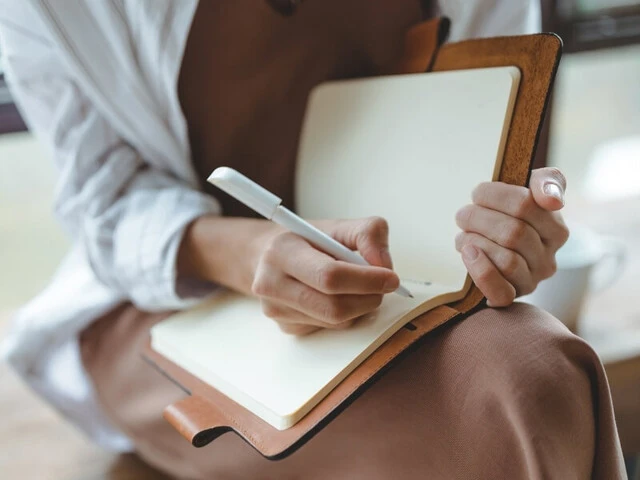 Písanie príbehu do prázdneho zošita