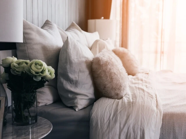 Posteľ s viacerými pohodlnými vankúšmi