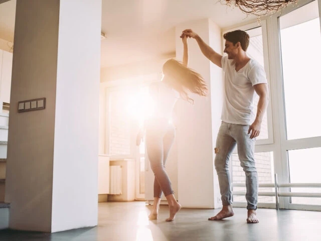 Tancujúci pár doma