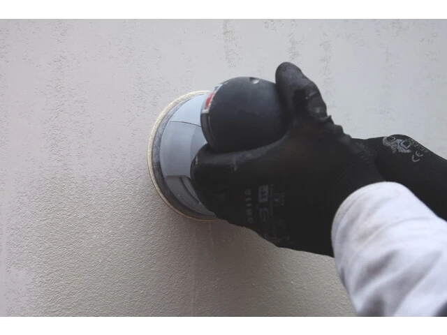 Prebrúsenie vrstvy omietky brúskou