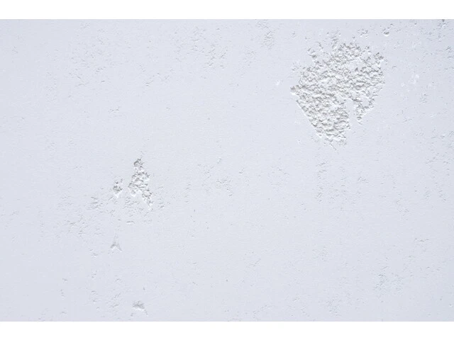 Detail finálnej dizajnovej omietky so vzhľadom betónu