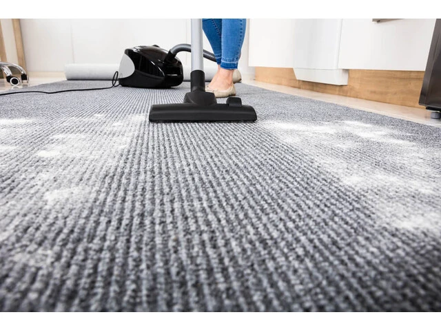 Koberec posypaný práškom proti zápachu