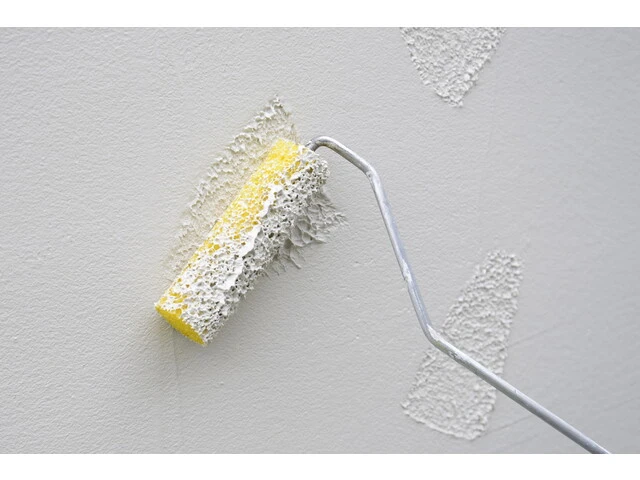 Vytváranie nepravidelnej štruktúry omietky valčekom