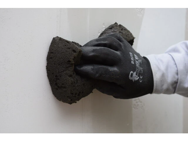 Odstránenie nečistôt z omietky hubkou