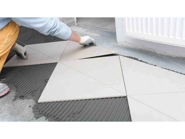 Aplikácia liateho lepidla a pokladanie dlažby