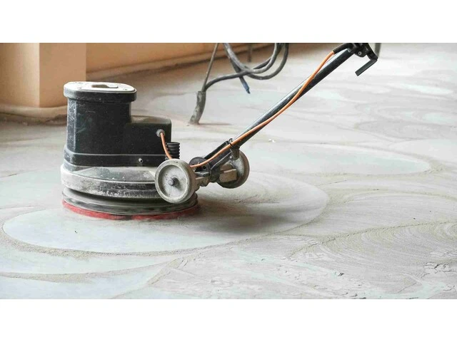 Brúsenie a čistenie podlahy strojom