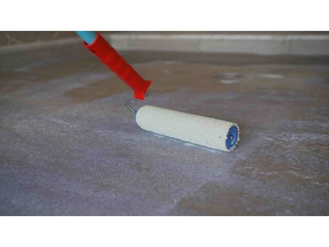 Nanesenie podkladového náteru na podlahu valčekom