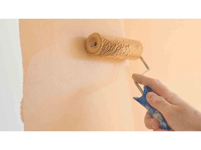 Nanesenie hydroizolačnej stierky na stenu valčekom