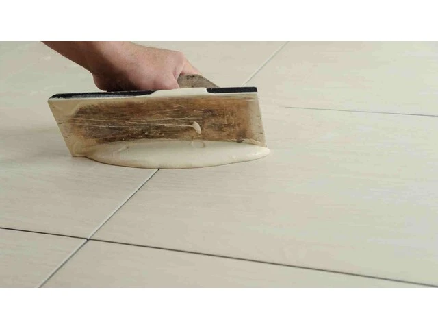 Škárovanie dlaždíc škárovacou hmotou