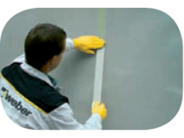 Miesto zmeny odtieňa na fasáde sa prelepuje krepovou páskou