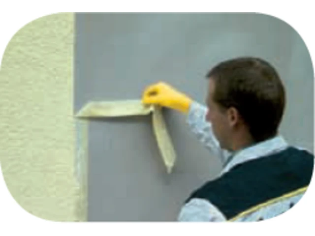 Odstránenie krepovej pásky z fasády