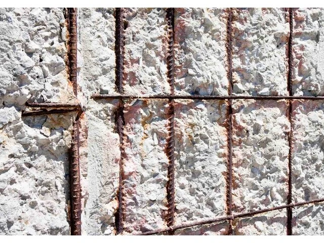 Oceľová výstuž v betónovej stene