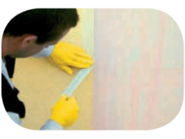 Prelepenie druhej hrany na fasáde krepovou páskou