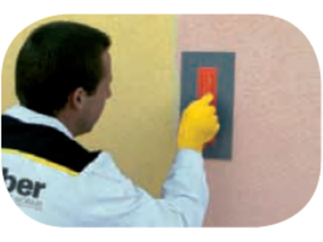 Realizácia druhej strany tenkovrstvovej omietky na fasádu