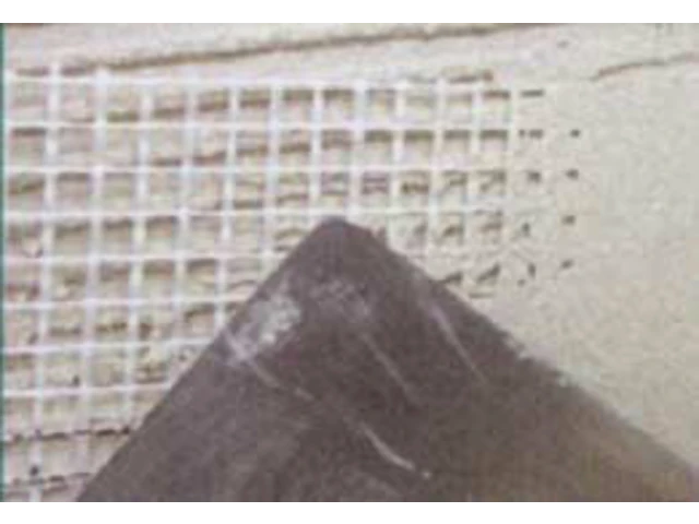 Vloženie výstužnej mriežky do tmelu