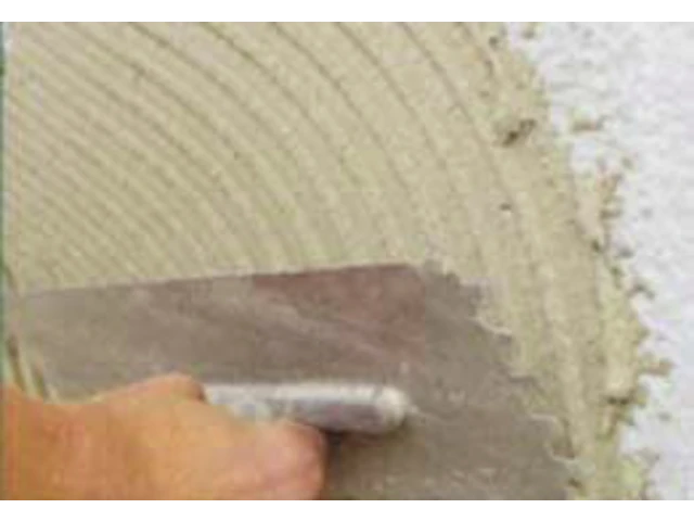 Zatmelenie vzniknutých medzier vo fasáde