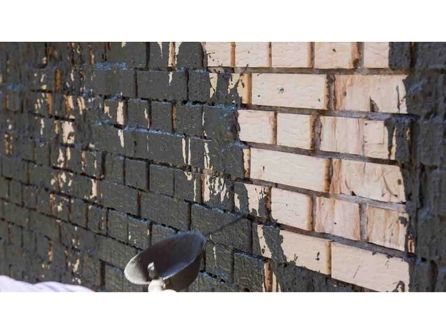 Ručné nahodenie cementu murárskou lyžicou