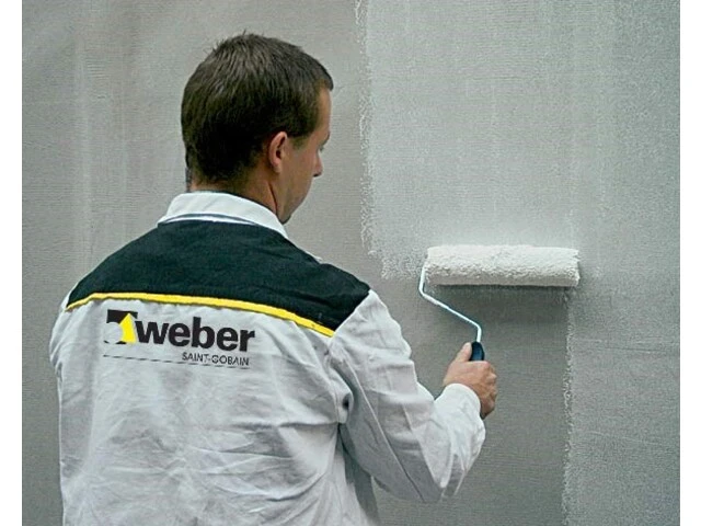 Nanášanie penetračného náteru na stenu valčekom