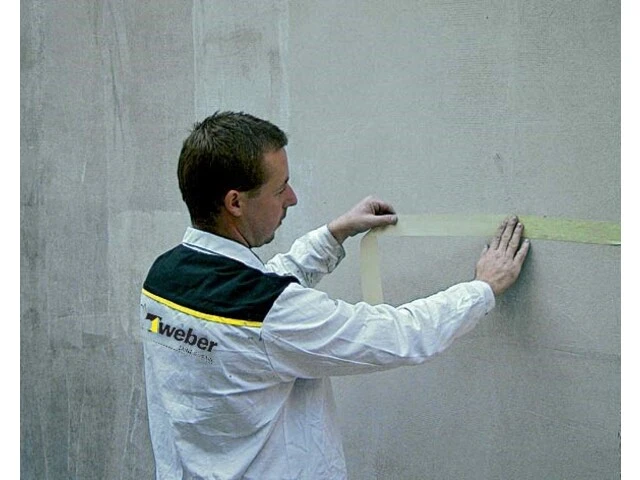 Prilepenie pásky na fasádu