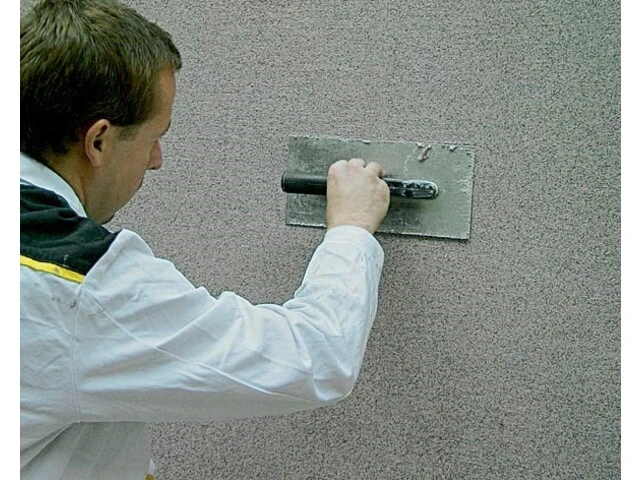 Vyhladenie omietky na fasáde