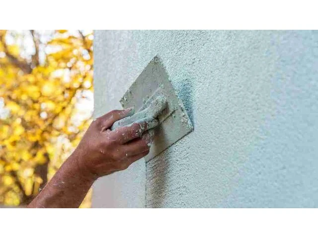 Aplikácia pastovitej fasádnej omietky