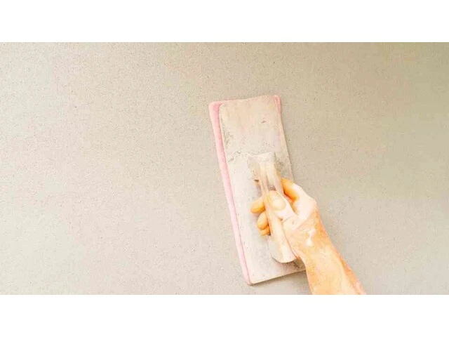 Nanášanie omietky hladidlom