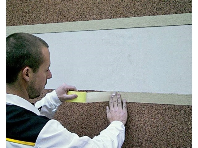 Opätovné prelepenie omietky páskou