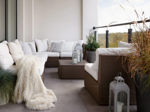 Ratanové pohodlné sedenie na balkóne