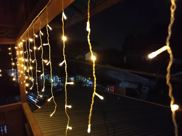 Večerná atmosféra so svetielkami na balkóne