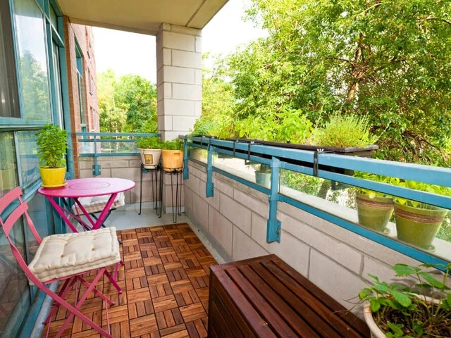 Farebné sedenie a zábradlie na balkóne