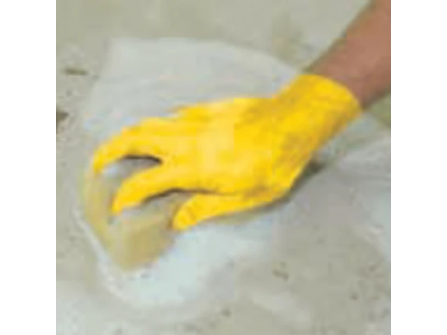 Ruka so žltou rukavicou umýva hubkou