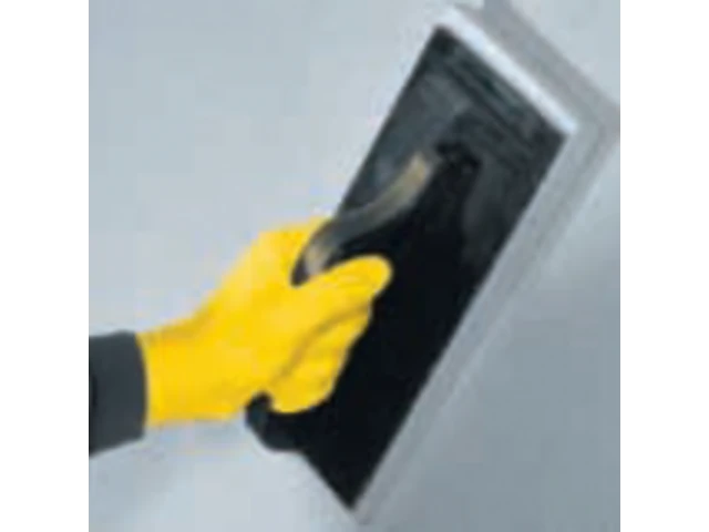 Vyhladenie na stene so žltou rukavicou