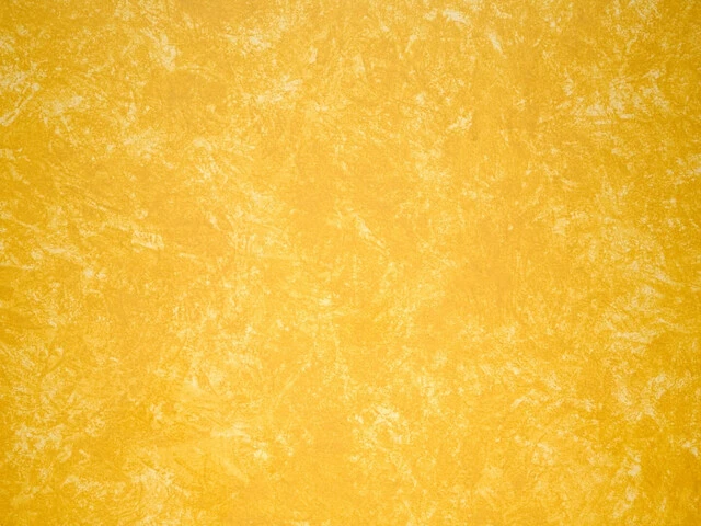 Žlto-oranžová farba na stene v štýle batikovania