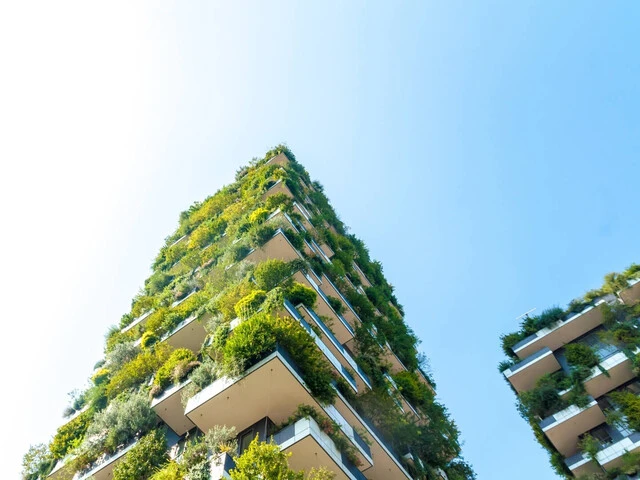 Budova s vertikálnymi záhradami Bosco Verticale v Miláne