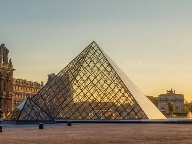 Múzeum Louvre v Paríži vo Francúzsku
