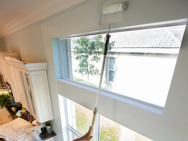 Maľovanie vysokých stropov s teleskopickou tyčou.