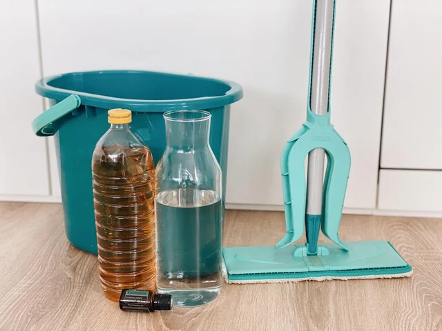 Ocot, voda a eukalyptový esenciálny olej na umývanie dlážky.