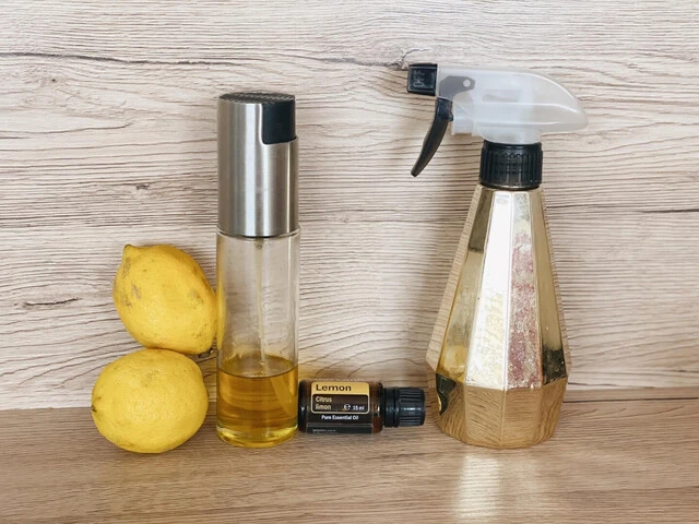 Citrón a olivový olej pripravené do rozprašovača na čistenie okien.